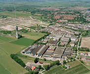 838511 Luchtfoto van het bedrijventerrein Over Oudland te IJsselstein uit het zuidwesten, met links de zendmast Lopik ...